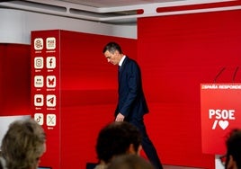 Pedro Sánchez tras su comparecencia en la sede de Ferraz del PSOE.