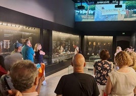 Participantes en una de las dos visitas guiadas llevadas a cabo este sábado en el Museo Arqueológico de Badajoz.