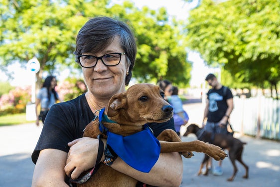 Mari Carmen Salas con Podequinto, que busca una familia que lo adopte.
