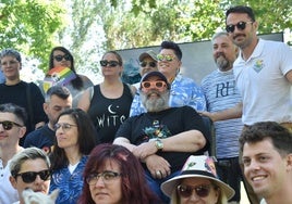Bob Pop, en el centro, tras su pregón en el parque de las Siete Sillas de Mérida.
