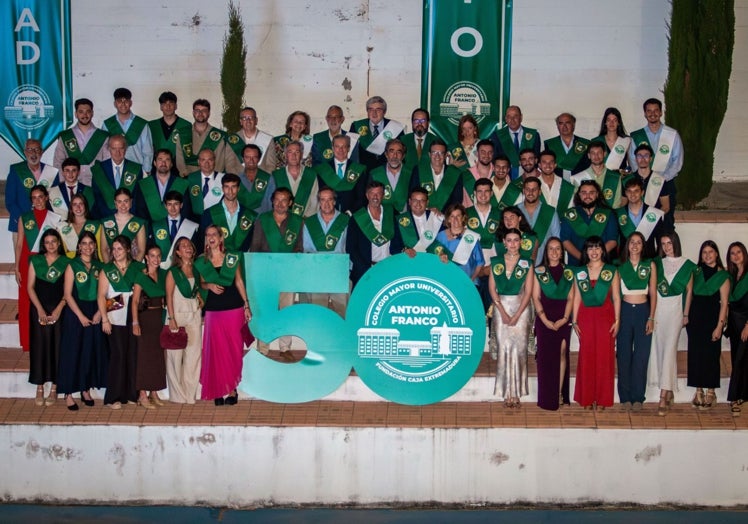Foto de familia del acto conmemorativo.