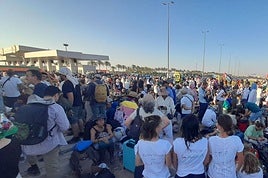 Ana, Cristina y Gloria con unas camisetas blancas en El Cairo junto al resto de personas retenidas.