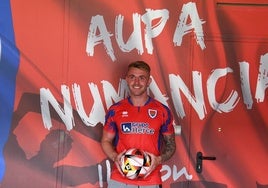 Unai Rementeria durante su presentación con el Numancia.