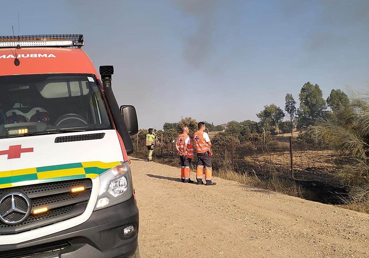 Equipos de Cruz Roja movilizados por un incendio en Badajoz