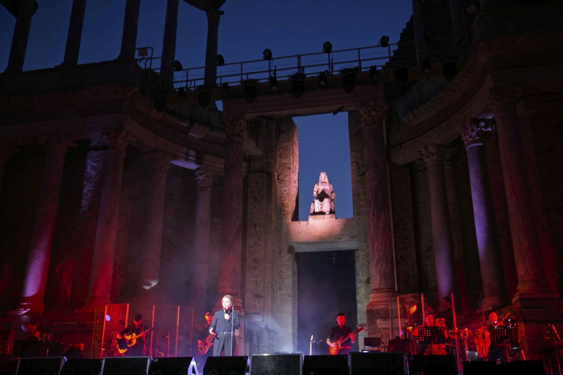 Raphael triunfa en su regreso al escenario del Teatro Romano