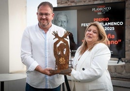 La hija del Lebrijano recoge la figura de homenaje a su padre.