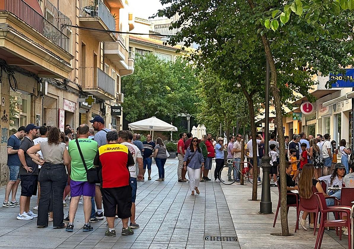 Cola ante la tienda del Cacereño el 6 de junio.