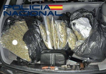 Intenta escapar de la policía con 16 kilos de marihuana, una navaja y un arma de fuego