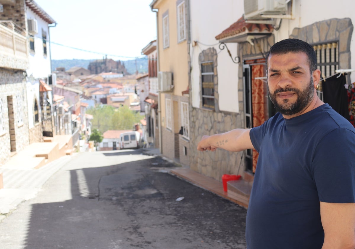 El abuelo de Camelia, en la calle Calzada de San Lázaro, donde se produjo el tiroteo.