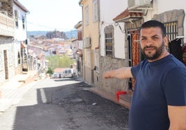 El abuelo de Camelia, en la calle Calzada de San Lázaro, donde se produjo el tiroteo.