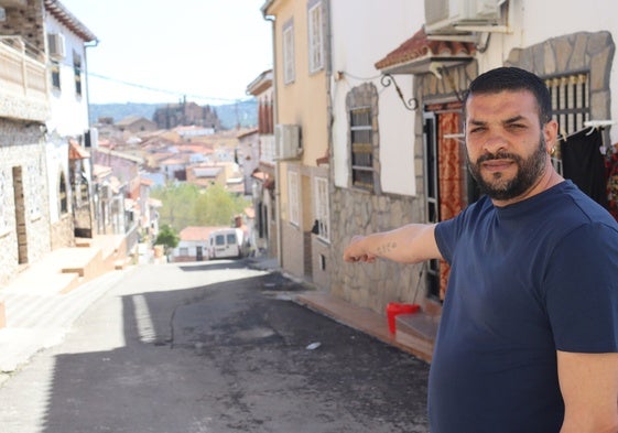 El abuelo de Camelia, en la calle Calzada de San Lázaro, donde se produjo el tiroteo.