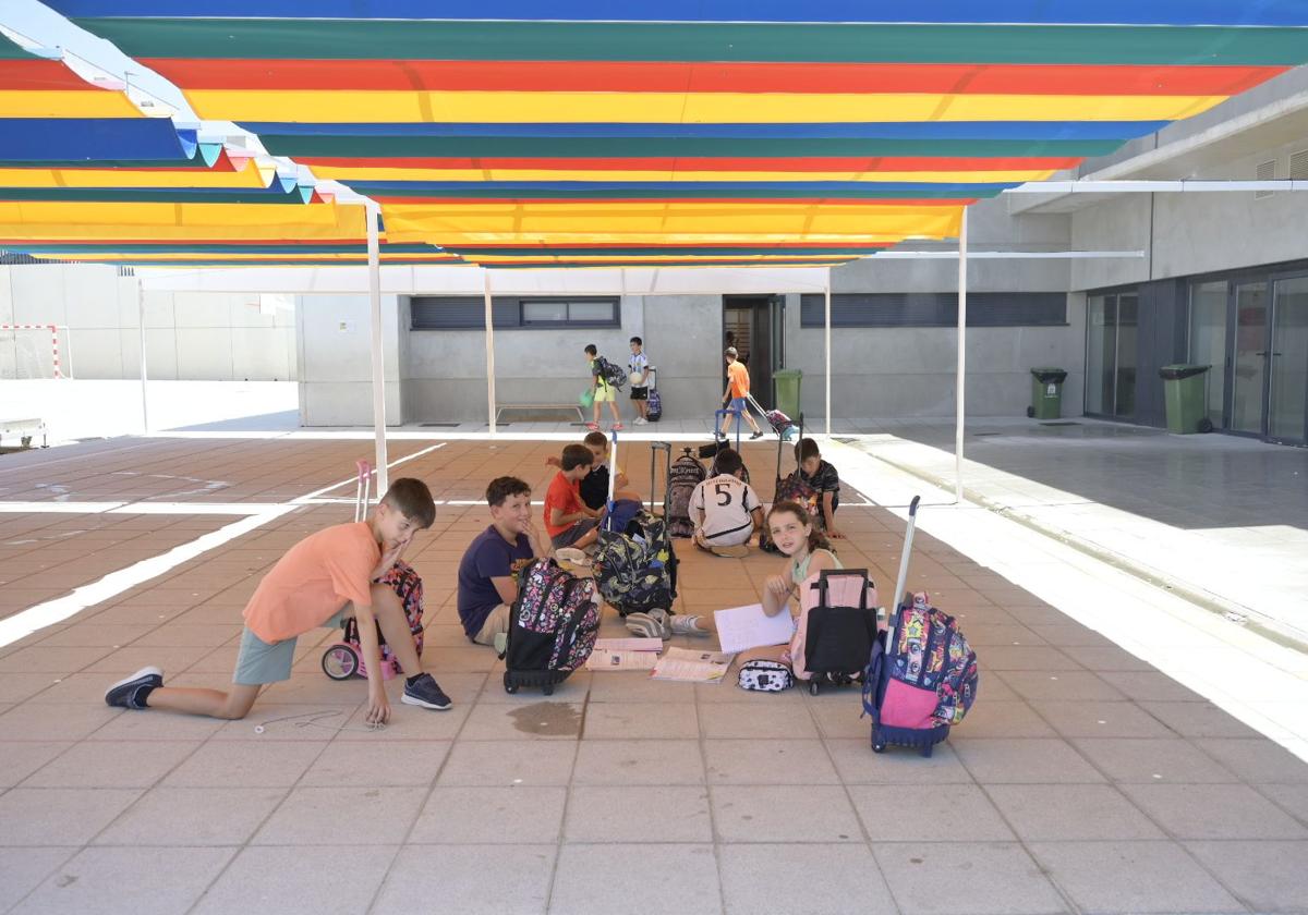Los alumnos del colegio de Cerro Gordo juegan en las zonas de sombra.