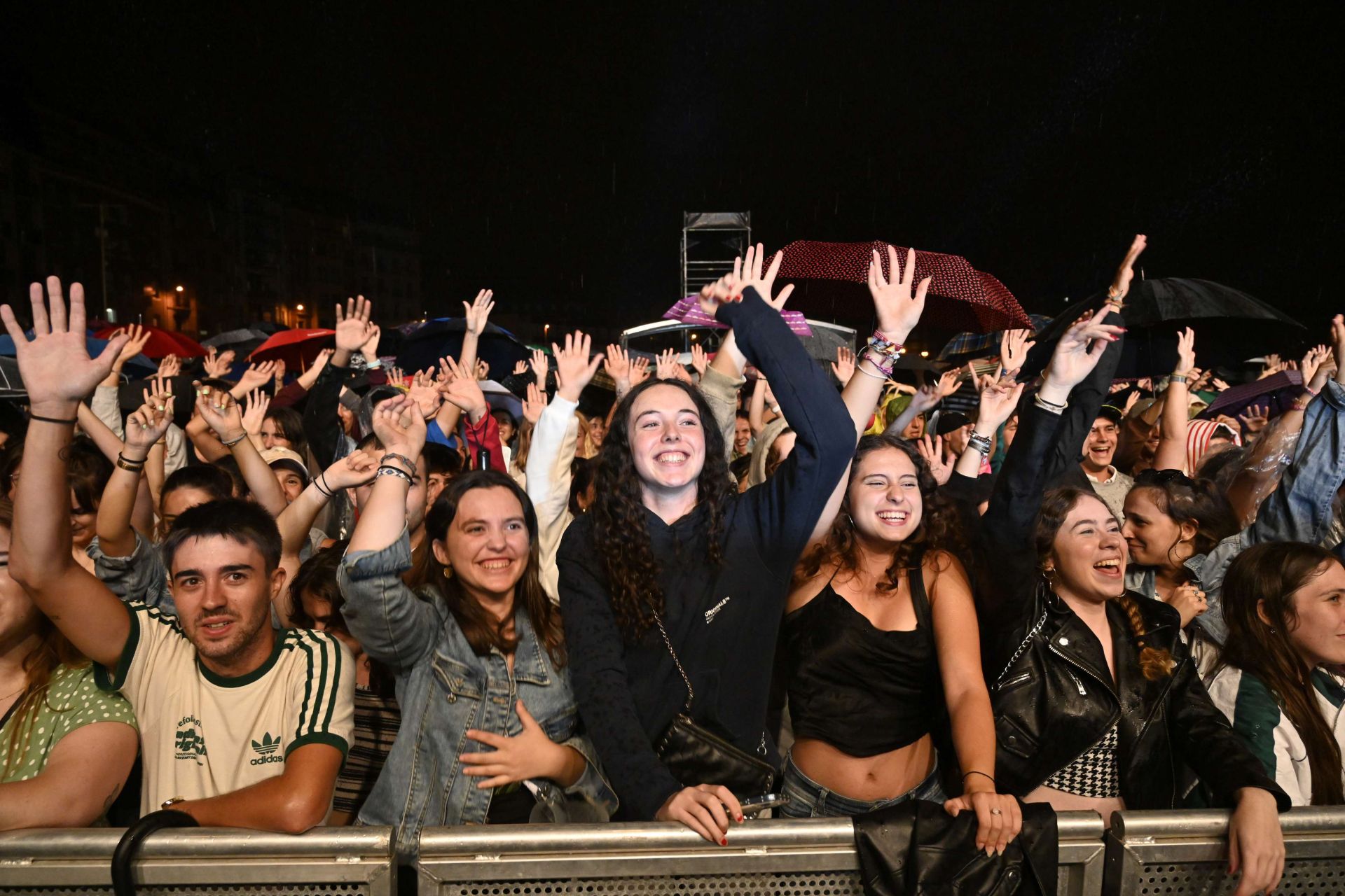 Jóvenes disfrutan de un concierto.