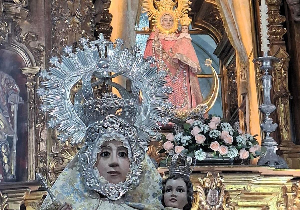 Réplica de la Virgen de Carrión, co la talla original de fondo.
