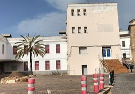 La antigua jefatura de la Policía Local, a la derecha, pegada a la Escuela Oficial de Idiomas.