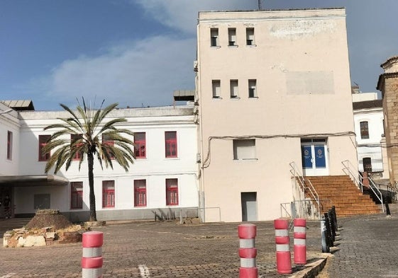 La antigua jefatura de la Policía Local, a la derecha, pegada a la Escuela Oficial de Idiomas.