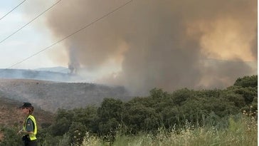 Columnas de humo provocadas por el incendio de Valdecañas de Tajo.