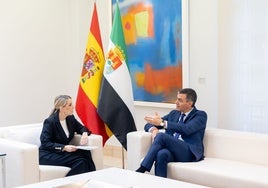 La presidenta extremeña, María Guardiola, y el presidente del Gobierno, Pedro Sánchez, en la reunión que mantuvieron en La Moncloa a finales del pasado año.
