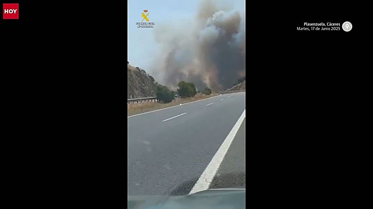 El incendio de Plasenzuela obliga a cortar dos carreteras y a movilizar medios de Castilla-La Mancha