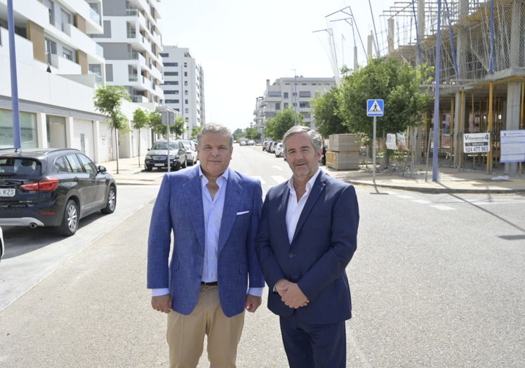 Alejandro Ayala y Alberto Quemada delante del primer bloque en obras de la nueva sociedad.