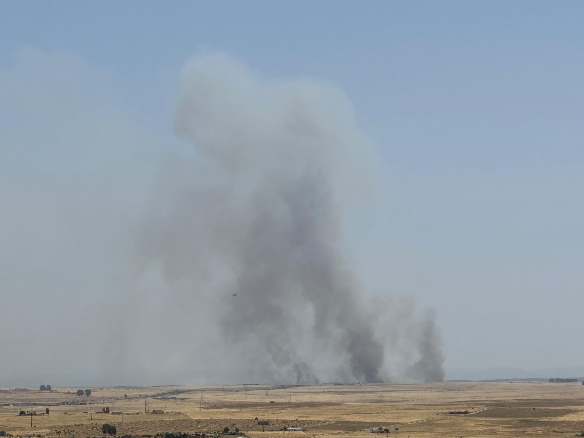 La columna de humo producida por el incendio es visible a kilómetros de distancia.