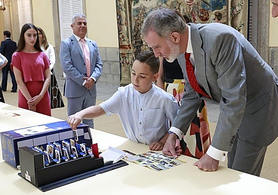 Carlos Tejado junto al rey Felipe VI
