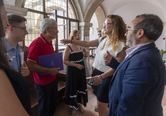Zoraida Hijosa y Miguel Ángel Morales conversan con Pedro Díaz Muñoz este martes en la Diputación.