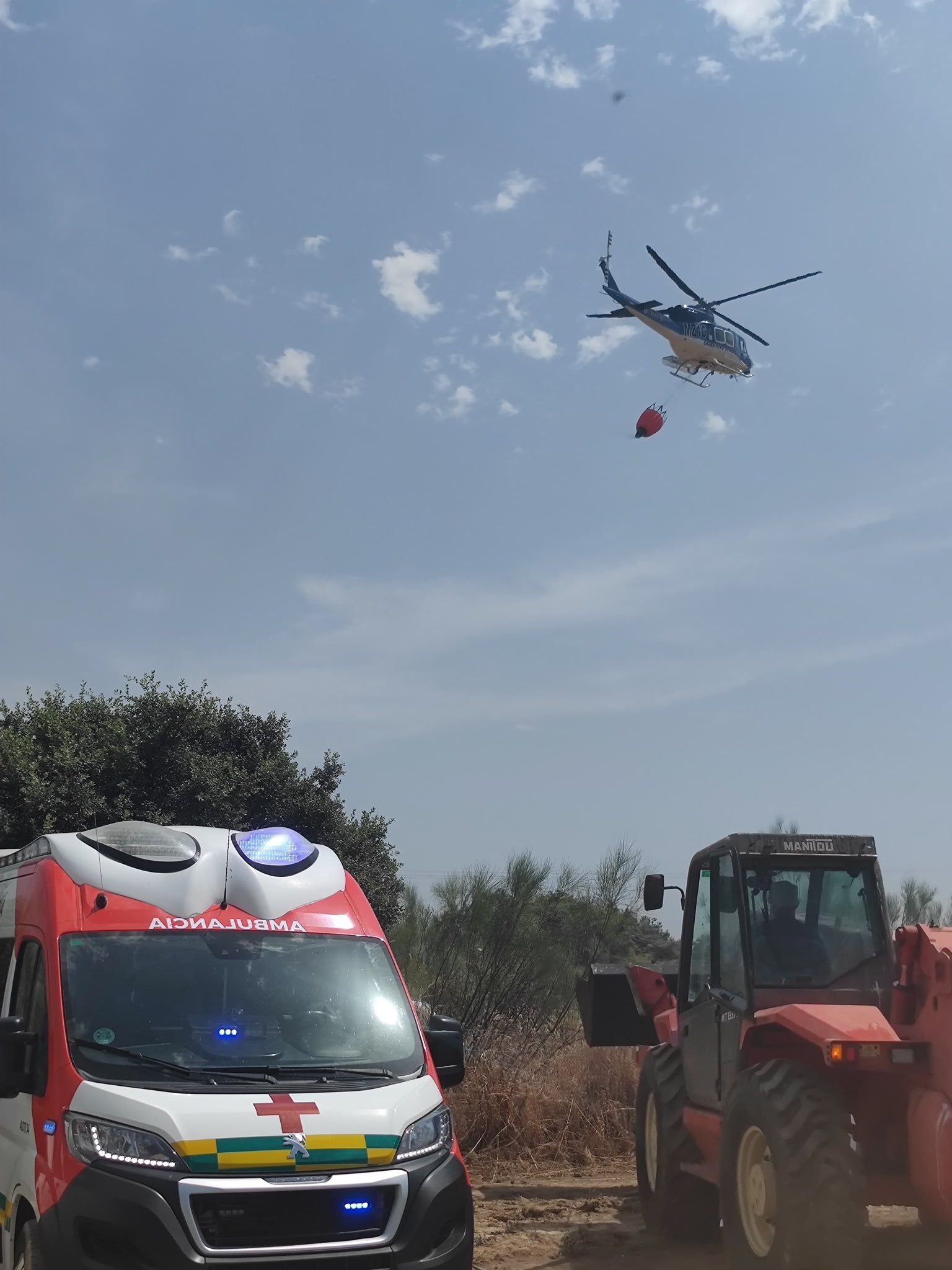 Medio aéreos trabajando en la zona