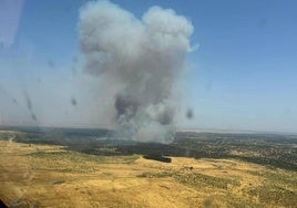 Aspecto que presentaba el incendio de Plasenzuela esta tarde.