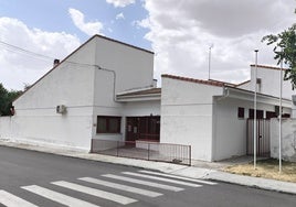 Exterior del centro de educación infantil 'La Rosaleda', de Cabeza del Buey, este martes.