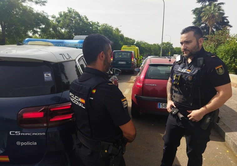 Dos policías nacionales reaniman a una mujer que se desplomó junto al Puente de San Roque