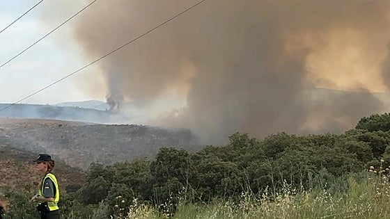 El alcalde de Valdecañas del Tajo: «El helicóptero tumbó la línea de tensión y nos quedamos sin luz»