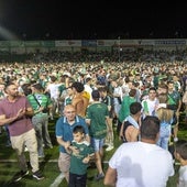 Momento en el que la afición del Cacereño accedió al Príncipe Felipe ante el Estepona.
