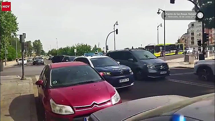 Dos policías nacionales reaniman a una mujer que se desplomó junto al Puente de San Roque
