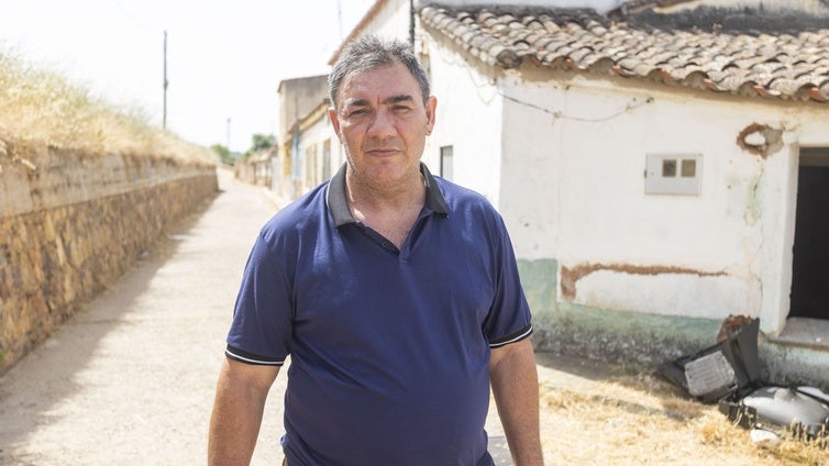 Alberto Alvarado, a la entrada de la calle en la que lleva viviendo años.