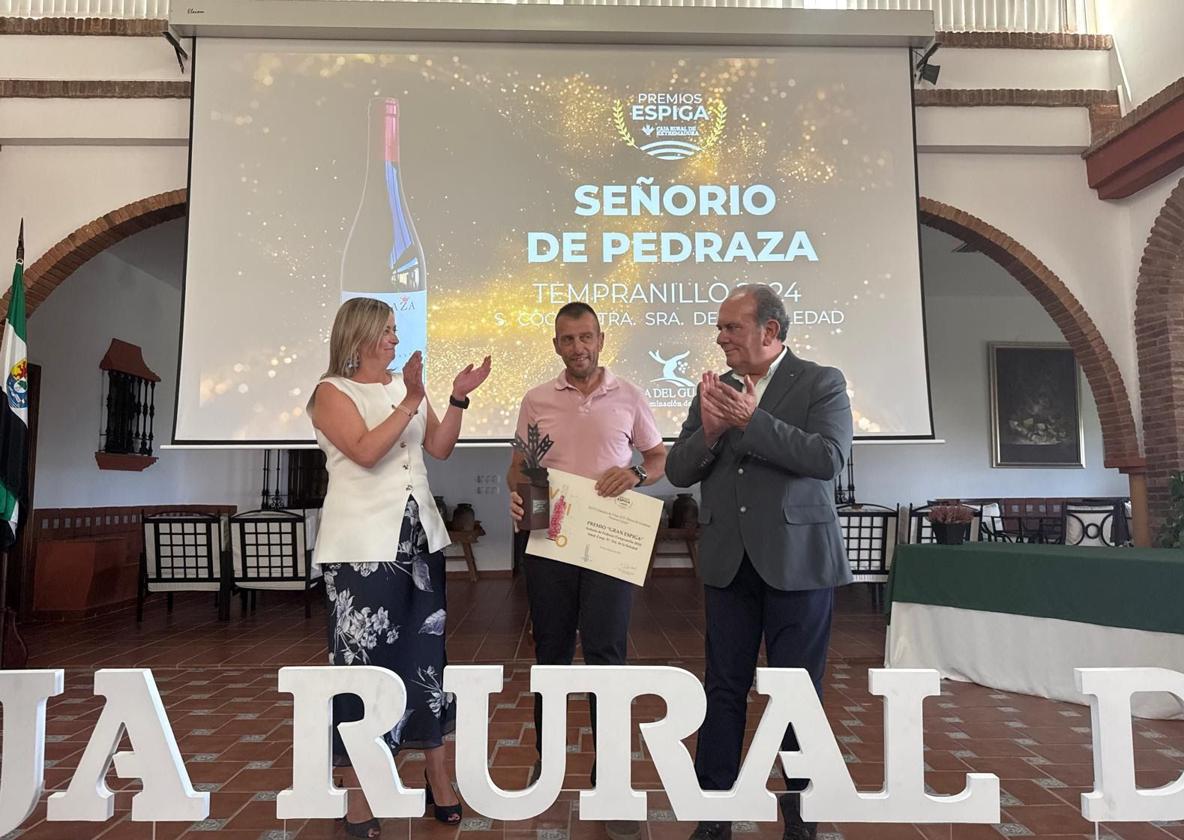 Blanca Martín y Urbano Caballo han hecho entrega del galardón a