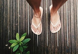 Conducir con chanclas: ¿te pueden multar? Guardia Civil y DGT lo aclaran