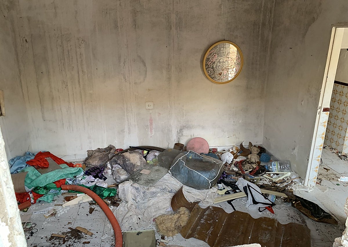 Imagen secundaria 1 - Imágenes de la situación en el Alto de Fuente Fría, con objetos acumulados en contenedores de obra y material de diversa índole en el suelo de las casas, ya sin puertas y abandonadas.