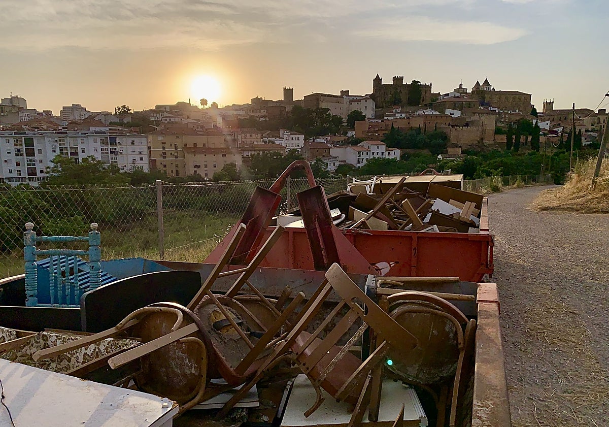Imagen principal - Imágenes de la situación en el Alto de Fuente Fría, con objetos acumulados en contenedores de obra y material de diversa índole en el suelo de las casas, ya sin puertas y abandonadas.