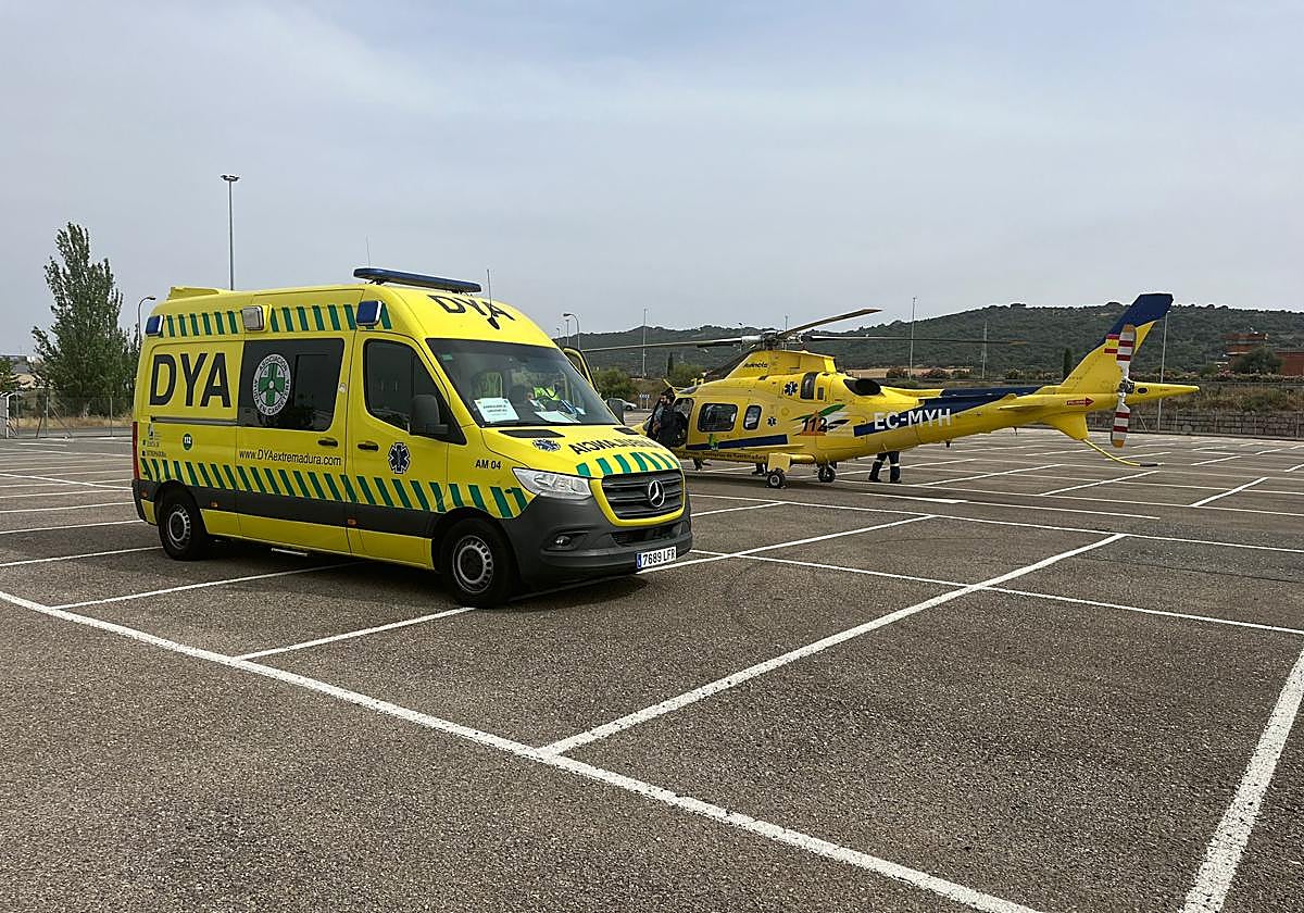 Una unidad de DYA ha trasladado al paciente del helicóptero al hospital Universitario de Cáceres.