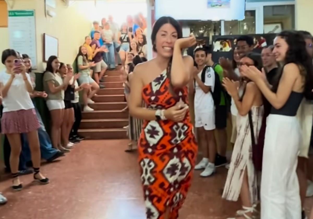 La emotiva despedida de un instituto a una profesora extremeña que vuelve a casa tras nueve años