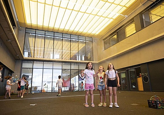Niñas se refrescan con microclima en el colegio Cerro Gordo de Badajoz