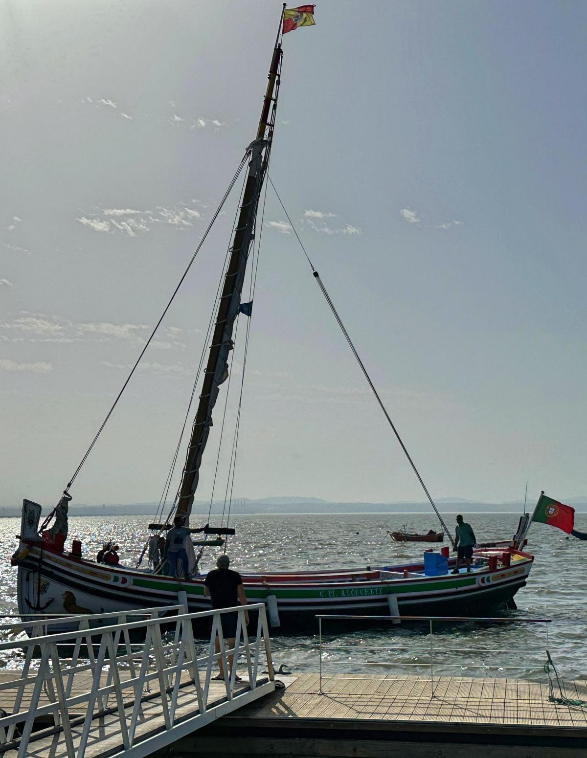 El Bote Leão realiza viajes turísticos por el Tajo.