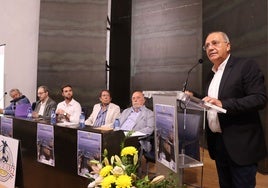 Genaro García toma la palabra en el acto del pasado viernes. En la mesa, de izquierda a derecha, Álvaro García, Rafael Morales, Raúl Gordillo (alcalde), Feliciano Correa y José Márquez.