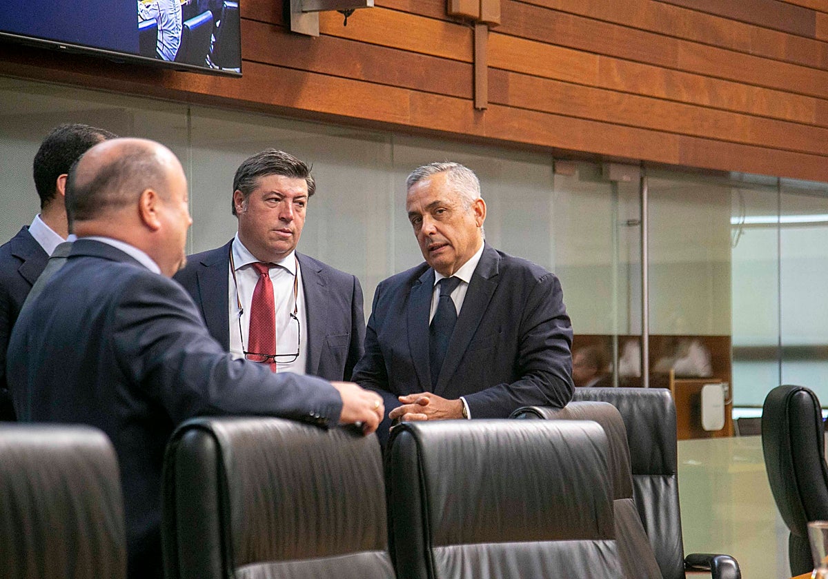 Diputados de Vox, antes del inicio del pleno en la Asamblea.