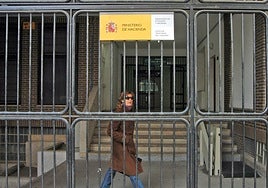 Acceso al antiguo edificio del Catastro, en la calle Doctor Marañón.