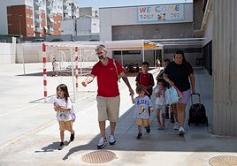Padres recogen a sus hijos esta semana antes del fin de la jornada en el colegio Cerro Gordo.