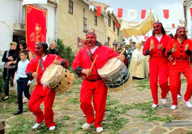 Celebración del Corpus en Helechosa de los Montes con sus tradicionales Diablucos.