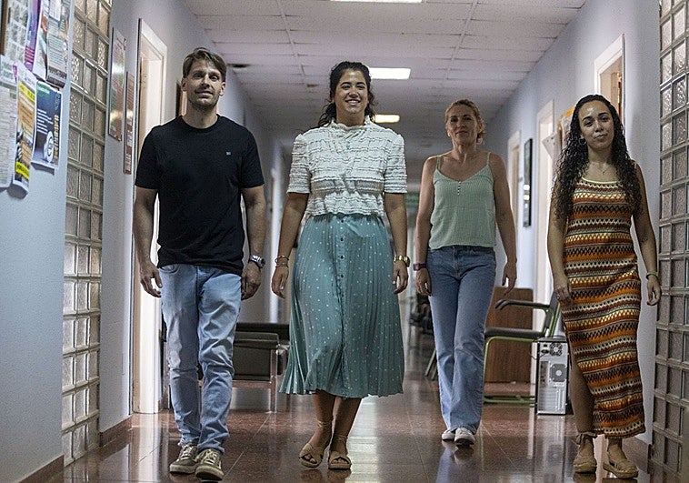 Varios interinos que se presentan al concurso oposición de Educación este sábado.