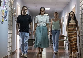 Varios interinos que se presentan al concurso oposición de Educación este sábado.